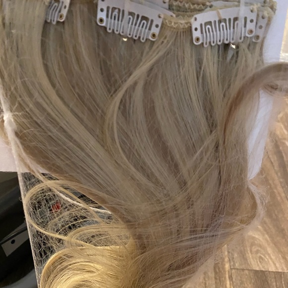 Sandy blonde & bleach blonde hair extension clips - Picture 4 of 4